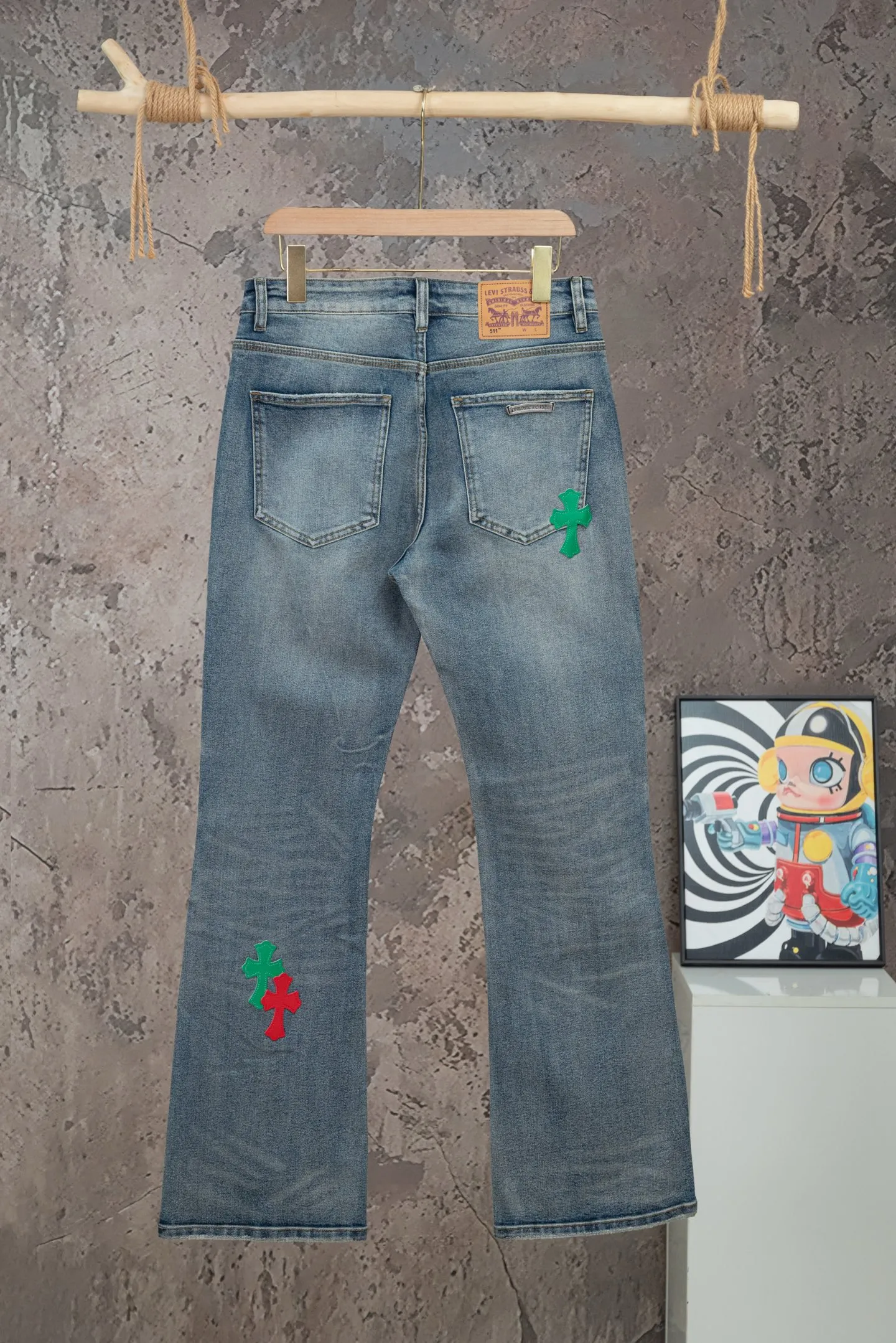 Style number: [M 2714] Chrome Hearts FW 26 red and green leather bootcut denim trousers, same style for men and women, top ceiling quality, styles with different wash textures, very friendly to people with thin legs and thick legs, straight and slim fit, very flattering leg shape, moderate length that never goes out of style, easy and casual to match, basic styling for various styles, a must-have in the wardrobe! The fabric is stiff but also makes the upper body soft without losing texture. The washing process is even more perfect. It is a must-have item for everyone! ! ! Washable label, hang tag, pants label, three labels complete Color: blue Size: 28, 30, 32, 34, 36